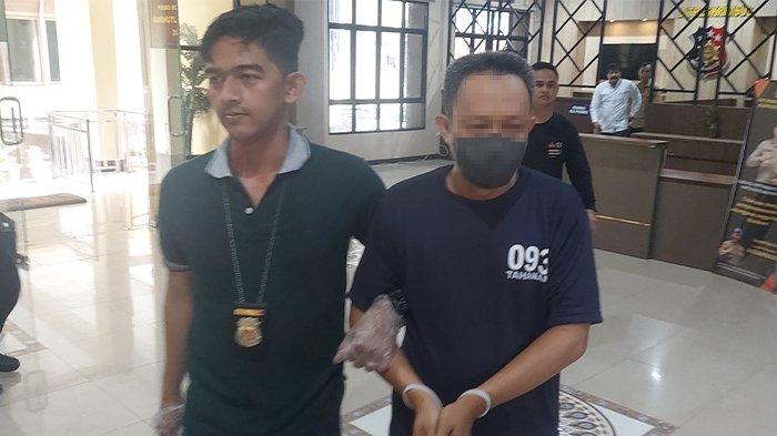 Pelaku pembuat konten sadis penyiksaan kera ekor panjang di Kota Singkawang yang diamankan Ditreskrimsus Polda Kalbar, Jumat 9 Februari 2024.