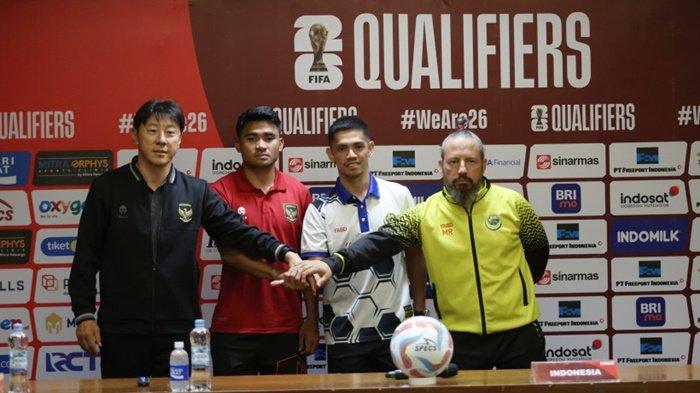 Foto Pelatih serta Kapten Indonesia dan Brunei Darussalam sebelum pertandingan Kualifikasi Piala Dunia 2026