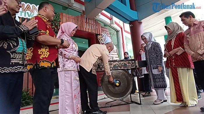 Pemotongan pita pada Pembukaan Saprahan Khatulistiwa di Pontianak Convention Center (PCC) pada Sabtu 17 Februari 2024.