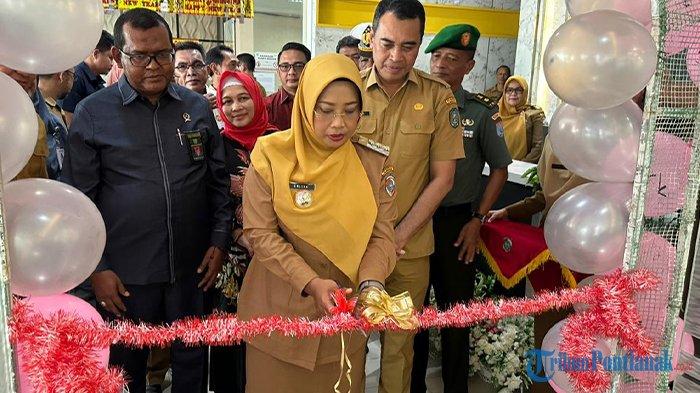 Bupati Mempawah Erlina meresmikan Mal Pelayanan Publik (MPP) Kabupaten Mempawah di Dinas Penanaman Modal, Koperasi, Usaha Kecil dan Menengah, dan Pelayanan Terpadu Satu Pintu (DPMKUKMPTSP) Kabupaten Mempawah, Selasa 9 Januari 2024.
