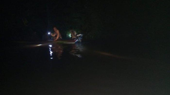 Polisi dan warga lakukan pencarian seorang warga Dusun Batu Dulang, Desa Sungai Ayak I, Kecamatan Belitang Hilir, Kabupaten Sekadau, Samsudin (42) yang dikabarkan tenggelam di sungai