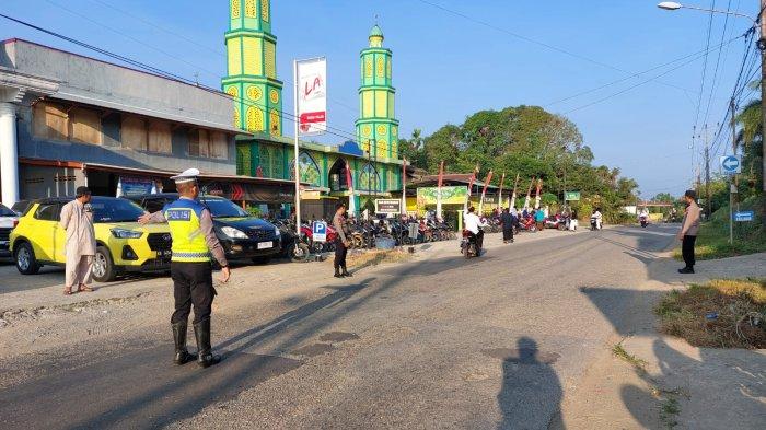 Personel Polres Sekadau disiagakan untuk mengamankan jalannya shalat Idul Adha 1444 H/2023 di kabupaten Sekadau, Kamis 29 Juni 2023 pukul 06.00 WIB.