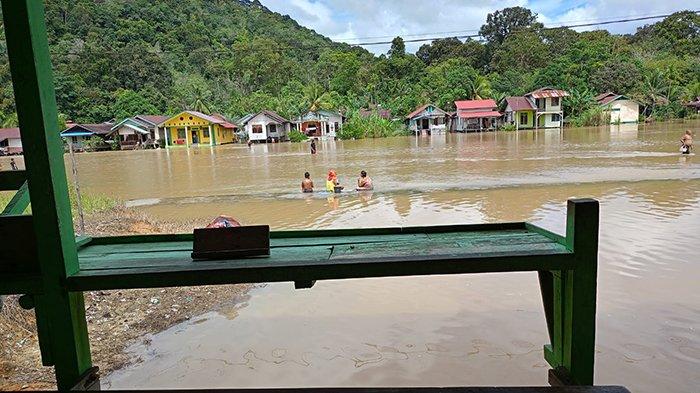 kondisi banjir di Desa Mawan Kecamatan Pengkadan, sudah berangsur surut, Senin 19 Februari 2024.