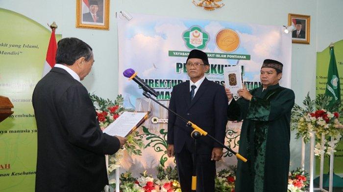 Pengukuhan Direktur RSU YARSI Pontianak Masa Bhakti 2024-2028, dr. Carlos Dja'afara, M.Kes., oleh Ketua Pembina Yayasan Rumah Sakit Islam (Yarsi), Drs. Ruslan Aspan, Apt., M.M., di ruang Pertemuan Rumah Sakit Umum YARSI Pontianak, Rabu 24 Januari 2024.