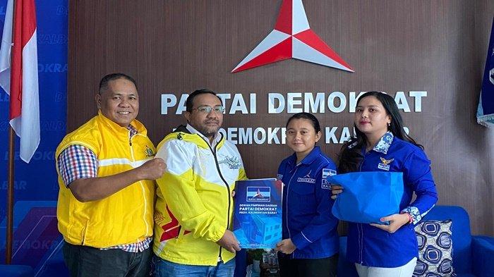Pengurus DPD Partai Golkar Kalbar, Mustafa MS dan Hendray Eka Saputra (kiri) mengambilkan formulir pendaftaran Calon Gubernur Kalbar untuk Maman Abdurahman di Partai Demokrat, Rabu 27 Maret 2024.