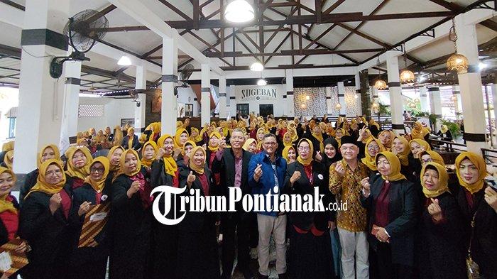 Pengurus Dewan Pimpinan Cabang (DPC) Perkumpulan Wanita Cinta Tanah Air (Perwacitra) se-Kota Pontianak Periode 2024-2029 resmi dilantik, bertempat di Sugeban Resto & Cafe, Jumat 26 Januari 2024 sore.