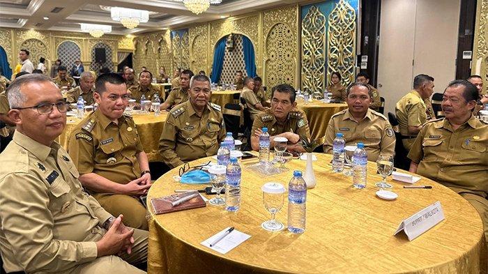 Penjabat (Pj) Bupati Kayong Utara, Romi Wijaya, menghadiri Rapat Koordinasi Gubernur Sebagai Wakil Pemerintah Pusat di Provinsi Kalimantan Barat yang diselenggarakan di Hotel Mahkota Pontianak, Senin (29/4/2024).