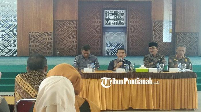 Penjabat (Pj) Wali Kota Pontianak, Ani Sofian memberikan pengarahan persiapan penyelenggaraan Pemilihan Umum (Pemilu) di Kota Pontianak, berlangsung di Kantor Camat Pontianak Kota, Kalimantan Barat, Kamis 11 Januari 2024.