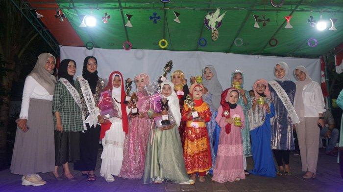 Penyerahan hadiah Festival Busana Hijab Cilik yang digelar warga Jalan Ujung Pandang Pontianak foto bersama, Senin 28 Agustus 2023. Festival ini digelar untuk memeriahkan HUT RI.