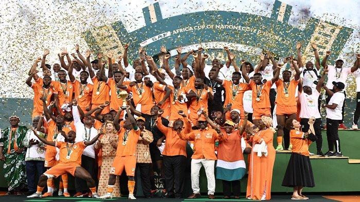 Penyerang Pantai Gading #15 Max-Alain Gradel (tengah) mengangkat trofi Piala Afrika di podium setelah Pantai Gading memenangkan pertandingan sepak bola final Piala Afrika (CAN) 2024 antara Pantai Gading dan Nigeria di Stadion Olimpiade Alassane Ouattara di Ebimpe , Abidjan pada 11 Februari 2024.