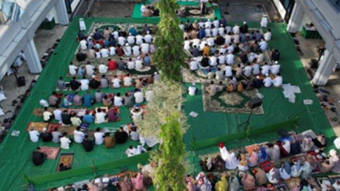 adan Dakwah Hari Besar Islam (BDHBI) Perkebunan Nusantara IV (PTPN IV) Regional V menggelar sholat Idul Adha 1445 H/2024 M bersama masyarakat di sekitar Region Office PTPN IV Regional V, Senin (17/06/2024).