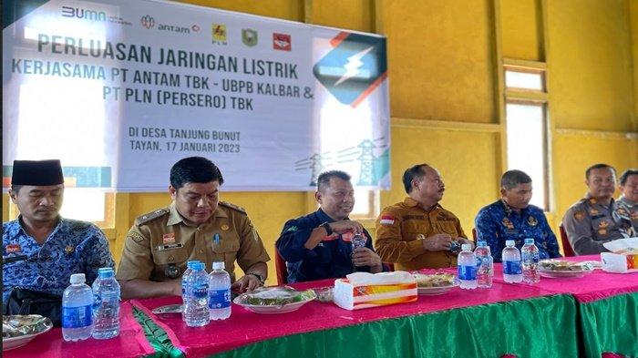 Suasana acara simbolis Perluasan Jaringan Listrik hasil kerjasama PT Antam dan PLN untuk masyarakat di Desa Tanjung Bunut, Tayan beberapa waktu lalu.