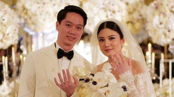 Pernikahan Kevin Sanjaya dan Valencia Tanoe mengikat janji pernikahan di Le Meurice, Paris, Prancis, dengan dihadiri oleh keluarga dan teman-teman terdekat keduanya.