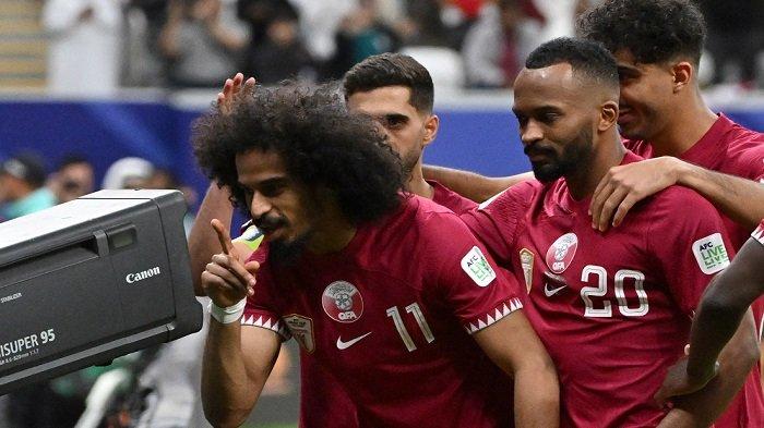 Selebrasi Akram Afif dan deretan pemain Qatar lainnnya di Piala Asia AFC Asian Cup 2023. Cek Harga Pasaran Akram Afif dalam artikel ini