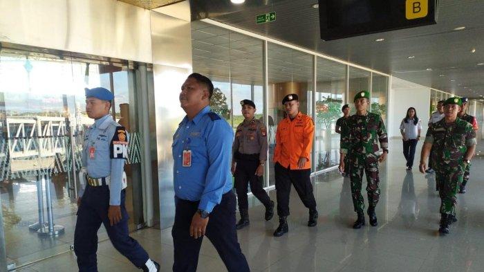 Petugas Gabungan saat berpatroli di Bandara Supadio Pontianak, Minggu 14 April 2024.