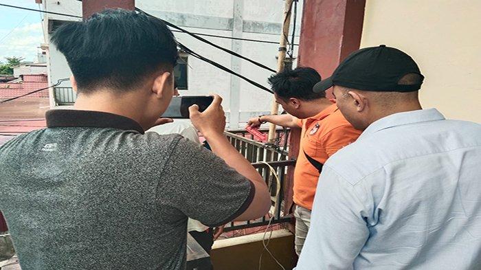 Petugas Kepolisian saat melakukan olah tempat kejadian perkara di lokasi seorang buruh tersengat listrik di jalan Sepakat 2 Pontianak. Kamis 27 Juni 2024.