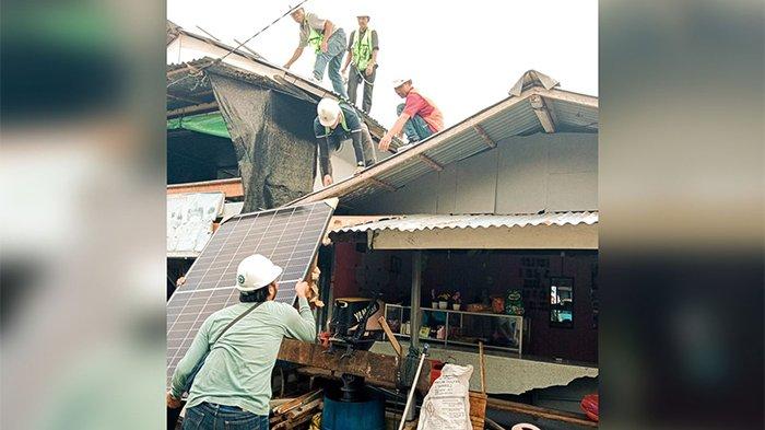 Petugas PLN UID Kalimantan Barat sedang melaksanakan pemasangan PLTS Atap.
