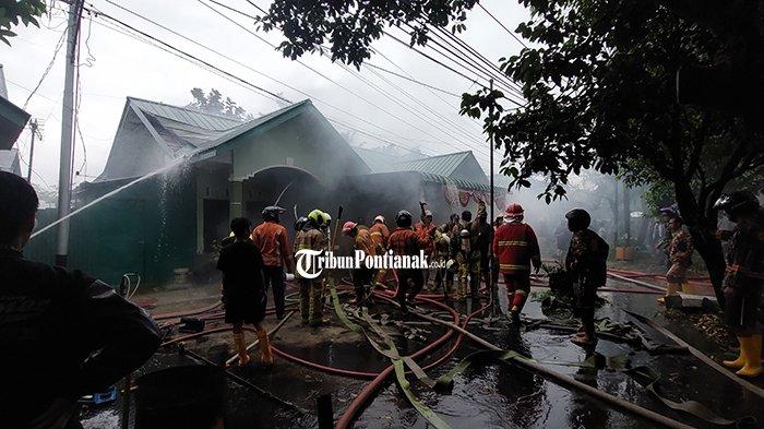 Petugas Pemadam Kebakaran saat memadamkan kebakaran 2 rumah dinas TNI AD di jalan Gusti Sulung Lelanang Pontianak, kamis 23 November 2023.