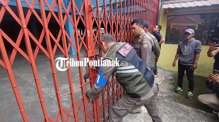 Petugas Satpol PP Pontianak saat membuka paksa GOR Perbasi Pontianak untuk digunakan Kejuaraan Bola Basket Walikota Cup 2023. Senin 4 Desember 2023.