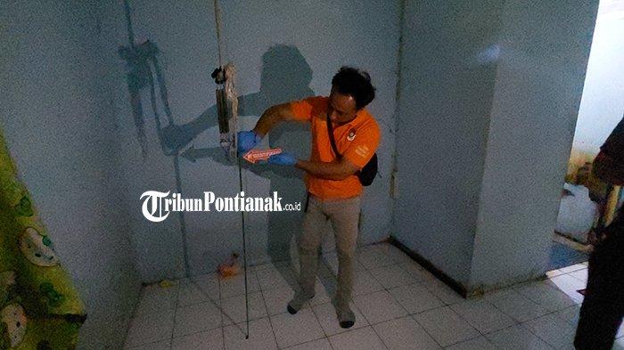 Petugas Satreskrim Polresta Pontianak saat melakukan olah TKP dilokasi seorang bocah yang ditemukan tergantung di tali ayunan, Kamis 27 Juni 2024.