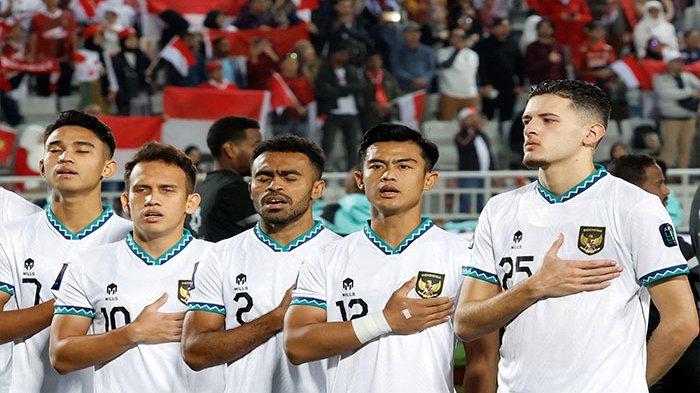 Para pemain Indonesia menyanyikan lagu kebangsaannya sebelum dimulainya pertandingan sepak bola Grup D Piala Asia AFC Qatar 2023 antara Vietnam dan Indonesia di Stadion Abdullah bin Khalifa di Doha pada 19 Januari 2024.
KARIM JAAFAR/AFP