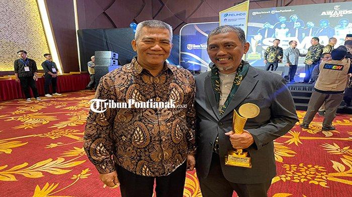 Pj Bupati Kubu Raya Sy Kamaruzaman bersama Direktur Perumda Air Minum Tirta Raya Ir Mula Putra saat usai menerima Tribun Pontianak Award 2024 di pada Kamis 22 Agustus 2024 malam di di The Q Hall Qubu Resort, Kubu Raya.