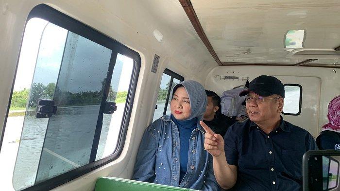Pj Gubernur Kalbar Harisson dan Windy Prihastari bertolak dari Pelabuhan Rasau menuju Kecamatan Telok Batang Kabupaten Kayong Utara menggunakan speed boat pada Minggu 14 Januari 2024.