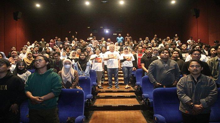 Pj Gubernur Kalimantan Barat Harisson bersama Istri berfoto bersama dengan para kader HMI Kalbar Usai nonton bereng film Lafran di Bioskop Ayani Mega Mall Pontianak pada Selasa 25 Juni 2024.