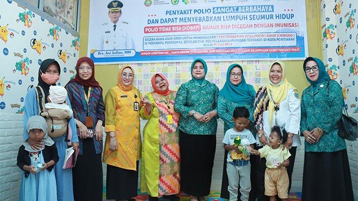 Pj Ketua TP PKK Kota Pontianak Anita Ani Sofian foto bersama pihak rumah sakit dan anak-anak di Pos Pekan Imunisasi Nasional (PIN) Polio Rumah Sakit Umum Daerah (RSUD) Sultan Syarif Mohamad Alkadrie (SSMA) Kota Pontianak, Jumat (26/7/2024).