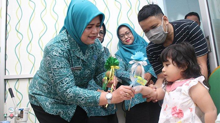 Pj Ketua TP PKK Kota Pontianak Anita Ani Sofian memberikan pokok teluk pada anak yang diimunisasi polio di Pos Pekan Imunisasi Nasional (PIN) Polio Rumah Sakit Umum Daerah (RSUD) Sultan Syarif Mohamad Alkadrie (SSMA) Kota Pontianak, Jumat (26/7/2024).