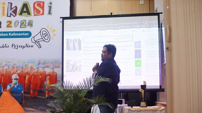 Pj Manager News Nasarudin memberikan Pelatihan 'Bagaimana Cara Membuat Rilis' di Forum Komunikasi Triwulan 1 Tahun 2024 di Kantor PLN AP2B Kalbar Jl. Karya Baru No.60, Parit Tokaya, Kecamatan Pontianak Selatan, Kamis (7/3/2024).