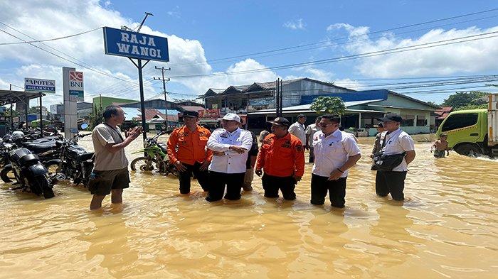 Pj Sekda Sanggau Aswin Khatib dan Plt Kepala BPBD Kabupaten Sanggau Budi Darmawan dan pejabat lainnya saat monitoring di lokasi banjir di Desa Sosok, Kecamatan Tayan Hulu, Kabupaten Sanggau, Kalimantan Barat, Rabu 16 Oktober 2024.