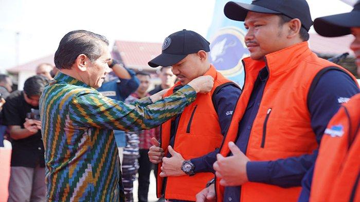 Pj Wali Kota Pontianak Ani Sofian memasangkan jaket kepada Tim Ekspedisi Rupiah Berdaulat 2024 pada pelepasan Tim ERB di Mako Lantamal XII, Jumat 7 Juni 2024.