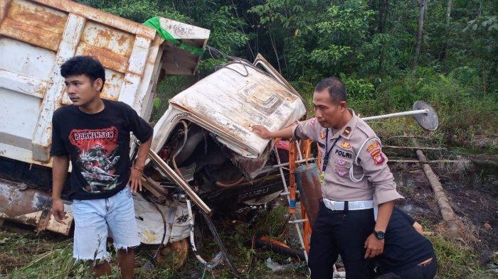 Polantas Polres Kubu Raya saat olah TKP tabrakan maut Truk Vs Trailer di Trans Kalimantan KM 56 Desa Teluk Bakung, Jumat 16 Februari 2024.