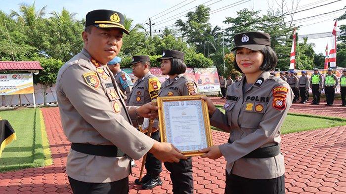 Personel Polres Mempawah terima penghargaan atas prestasi yang diraih dari Kapolres Mempawah AKBP Sudarsono di momentum Hari Bhayangkara ke-77 Tahun 2023, Senin 3 Juli 2023.