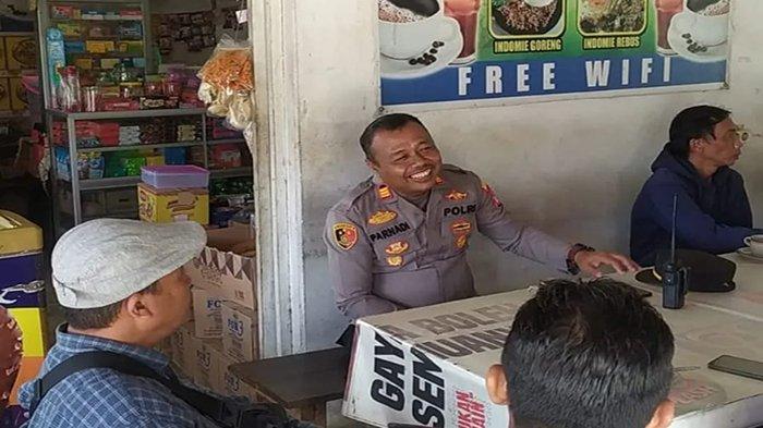Polres Singkawang, Sesuai salah satu Program Quicks Win Triwulan III Program 8 Giat 3 Tahun 2023 Polres Singkawang melaksanakan kegiatan Minggu Kasih di Wilayah Kota Singkawang, Salah satunya seperti yang dilaksanakan Polsek Singkawang Utara yang Telah Melaksanakan kegiatan Minggu Kasih Polres Singkawang bersama warga Kel. Sungai Garam Hilir, bertempat di Warung Kopi Lili, Jln. Terminal Induk Kel. Sungai Garam Hilir Kec. Singkawang Utara Kota Singkawang, Minggu 31 Desember 2023.