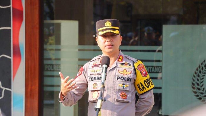 Kapolres Sintang AKBP Tommy Ferdian, S.I.K., M.Sc (Eng) yang memimpin langsung pengamanan aksi unjuk rasa, Jumat 10 Februari 2023. Tommy Ferdian kini dimutasi menjadi Kapolres Ketapang