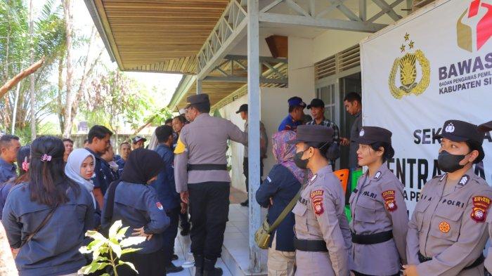 Polres Sintang melaksanakan pengamanan aksi damai yang digelar oleh Panitia Pemungutan Suara se-Kecamatan Sintang di Kantor Bawaslu, Selasa 2 April 2024.