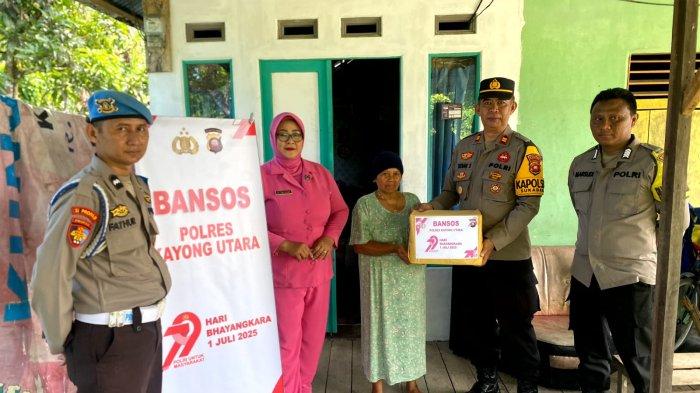 SALURKAN BANTUAN - Kapolsek Sukadana Iptu Tatang Solihin, S.AP bersama personel Polsek Sukadana dan Bhayangkari Ranting Sukadana salurkan bantuan sosial kepada warga, Selasa 24 Juni 2025. Polsek Sukadana berharap dapat terus menunjukkan bahwa Polri hadir di tengah masyarakat dan semakin dicintai serta dipercaya sebagai pelindung, pengayom, dan pelayan masyarakat.