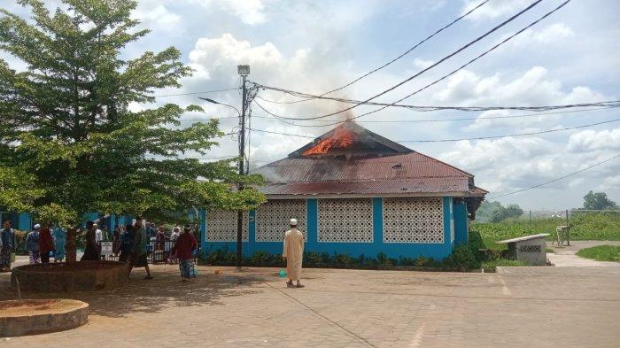 Kebakaran di Ponpes Khulafaur Rasyidin Jalan Arteri Supadio Kecamatan Sungai Raya Kabupaten Kubu Raya, Senin 30 Oktober 2023.