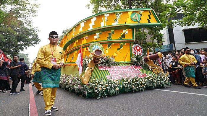 Mobil hias berornamen Tanjak khas Pontianak menjadi daya tarik pada Parade Kendaraan Hias dalam rangka HUT ke-44 Dekranas di Solo.