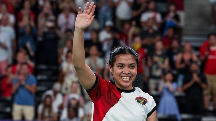 Potret Jorji julukan Gregoria Mariska Tunjung saat mengangkat tangan. Jorji mundur dari Japan Open 2024