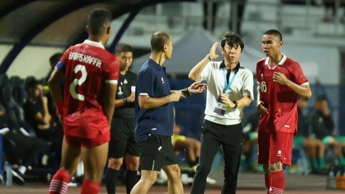 Potret pelatih Timnas Indonesia, Shin Tae-yong memberikan arahan saat melawan Malaysia di Piala AFF U23 2023 di Stadion Rayong Provincial Stadium, Jumat 18 Agustus 2023 malam WIB. Timnas Indonesia akan menghadapi Thailand di laga semifinal Piala AFF U23 2023.
