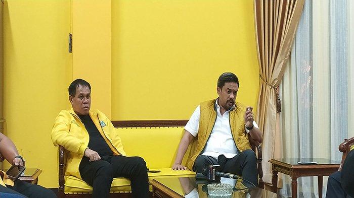 Sekretaris DPD Partai Golkar Kalbar, Prabasa Anantatur dan Maman Abdurahman Ketua DPD Partai Golkar Kalbar saat berbincang belum lama ini di Gedung Zamrud Pontianak