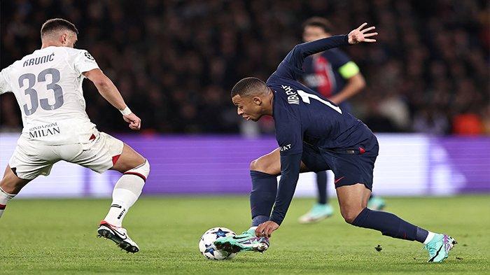 Penyerang Prancis Paris Saint-Germain #07 Kylian Mbappe mengontrol bola selama pertandingan sepak bola Grup F Liga Champions UEFA antara Paris Saint-Germain (PSG) dan AC Milan di Parc de Princes di Paris pada 25 Oktober 2023.