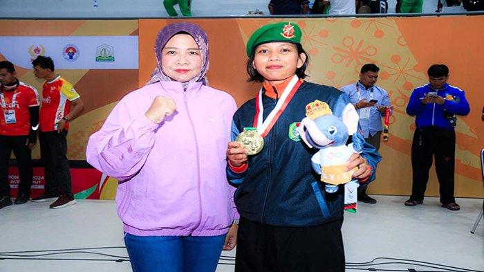 Kadisporapar Kalbar, Windy Prihastari bersama Devi Safitri atlet cabang olahraga (cabor) Hapkido, yang berhasil menyumbangkan emas pertama untuk Kalbar pada PON XII tahun 2024, yang berlangsung di Gedung KONI Aceh, di Jalan H Dimurthala, Kuta Alam, Kecamatan Kuta Alam, Kota Banda Aceh, Selasa 10 September 2024