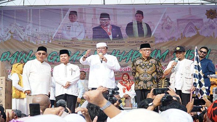 Bupati Sambas H bersama Oesman Sapta Odang (memegang mic) dan Gubernur Kalimantan Barat Sutarmidji melepas peserta pawai taaruf dalam rangka memperingati tahun baru Islam 1 Muharram 1445 H, Rabu 19 Juli 2023.