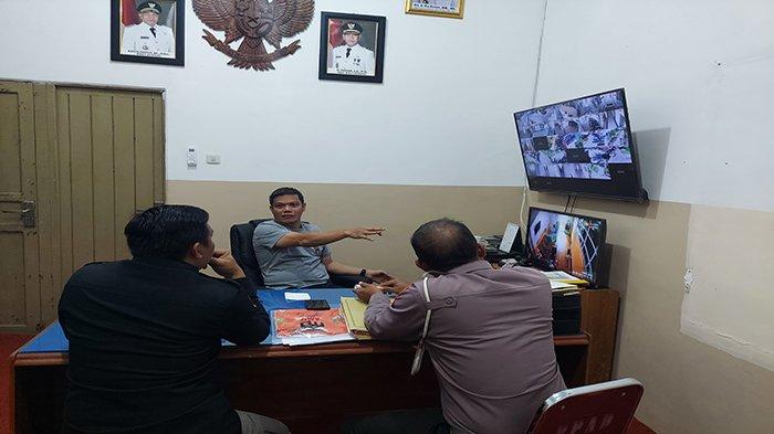 Proses olah TKP dan Pengecekan CCTV di Pemda Ketapang yang dilakukan jajaran Satlantas Polres Ketapang. Menurut Kasat Lantas Polres Ketapang AKP Angga Pribadi, setelah olah TKP yang dilakukan pada hari yang sama peristiwa kecelakaan tersebut, ditemukan patahan grill bagian depan kendaraan yang diduga milik kendaraan roda empat jenis SUV (Fortuner) kisaran Tahun 2016 - 2020 di lokasi ditemukannya korban sepeda motor.