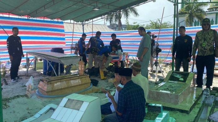 AUTOPSI JENAZAH - Proses otopsi terhadap jenazah balita Rafa Fauzan (1 tahun 11 bulan) resmi dilakukan oleh Polres Singkawang dengan dukungan tim dari Biddokkes Polda Kalbar, di kawasan pemakaman Masjid Jami’ At-Taqwa, Sekip Lama, Kecamatan Singkawang Tengah, Jumat 20 Juni 2025. Satu luka yang mencurigakan terdapat di bagian telinga dan kepala korban.