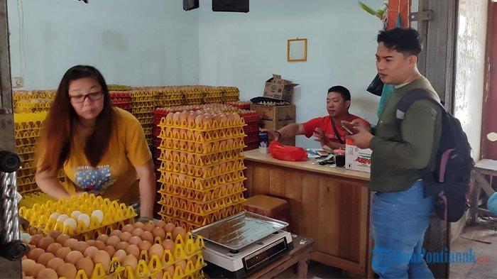 Aktivitas jual beli telur ayam di Pasar Sebukit Rama Mempawah, Kecamatan Mempawah Hilir, Kabupaten Mempawah, Kalimantan Barat, Selasa 30 Januari 2024.